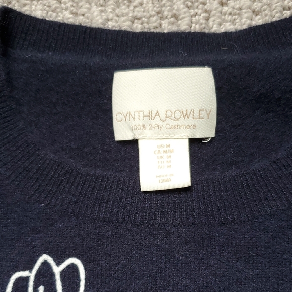 Cashmere NWT Floral Embroidered Navy Sweater. Size Medium - Picture 2 of 5